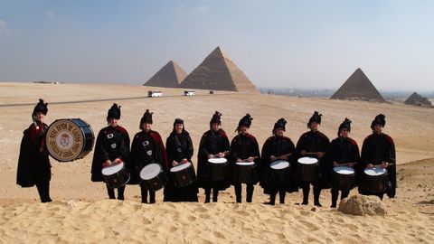 A Real Banda diante das pir�mides de Exipto, onde tocaron
