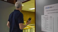 Un detector de frecuencia en la puerta de un aula de la PAU en Pontevedra