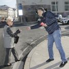 <span lang= es-es >Octavillas antes del pleno.</span> El alcalde de Oza-Cesuras reparti� folletos contra el gobierno provincial. 