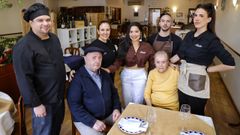 Juan Sanmartn y Manuela Fontao, Lola, los propietarios (sentados), y de pie, de izquierda a derecha, Camilo Pardo, Carolina Pinzn, Anggye Vernica Garca (gerente), Ismael Esteban y Alba Rey, hace unos das en el establecimiento ponts
