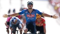 Mathieu van der Poel celebra su triunfo en la novena etapa del Tour de Francia.