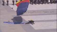 El aterrizaje forzado de un paracaidista frente a los reyes Felipe y Letizia