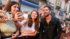 David Broncano sac�ndose una foto con sus fans durante el FesTVal de Vitoria en 2023