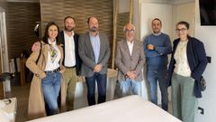 MERELLES Y TRENOR PRESENTAN EL BONO TUR�STICO. El director de Turismo de Galicia, Xos� Merelles, y el delegado de la Xunta en A Coru�a, Gonzalo Trenor, visitaron ayer el Hotel Boutique Mar de �zaro. Es uno de los 400 establecimientos adheridos hasta ahora al Bono Turismo de la Xunta. Merelles dio a conocer sus caracter�sticas, que pasan sobre todo por el fomento de los viajes de los gallegos en �poca oto�al. Ambos estuvieron acompa�ados, adem�s de por responsable del hotel, Miguel Mari�o, por la edila de Dumbr�a, Mar�a Agulleiro, y el portavoz del PP de Cee, empresario de hosteler�a y vicepresidente del Cl�ster de Turismo, Jes�s Picallo, junto a la edila popular ceense �gueda D�az.