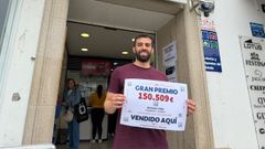 David Castelos, de la administraci�n de loter�as O Globo de Betanzos, con el cartel del premio de euromillones que dieron el 7 de julio