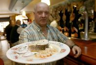 Un plato de merluza del pincho elaborado por uno de los restaurantes que la distingue en su carta. 