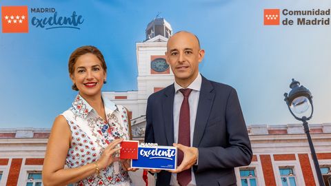 La directora general de Madrid Excelente�Elena Mantilla entre el premio a�Cesar Moreno, director general de Monbus para la zona centro