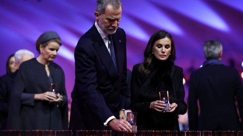 Los reyes de Espaa depositan velas en homenaje a las vctimas del campo de exterminio de Auschwitz