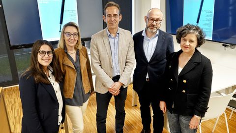 A la izquierda, Ana Mar�a A�do V�zquez, unha das ga�adoras, onte no acto