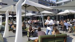 Trabajadores y clientes de un establecimiento hostelero en Oleiros