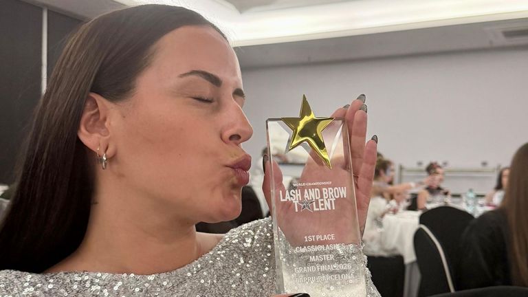 L�a Casas M�guez con su primer premio en T�cnica Cl�sicas de Pesta�as en la final de la World Championship Lash and Brow Talent que se celebr� en Barcelona el pasado martes