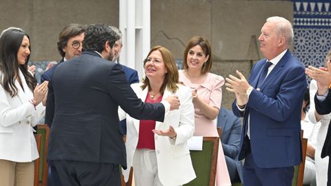 El presidente en funciones de la Comunidad de Murcia, Fernando Lpez Miras, felicita a la nueva presidenta de la Asamblea Regional de Murcia Visitacin Martnez.