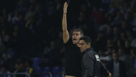Antonio Hidalgo protesta ante el cuarto �rbitro en un lance del D�por-Levante