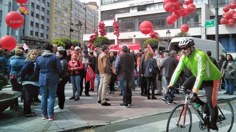 Un ciclista se curza con la manifestacin del Da de los Trabajadores, organizada por UGT y CCOO, en Aviles.Un ciclista se curza con la manifestacin del Da de los Trabajadores, organizada por UGT y CCOO, en Aviles