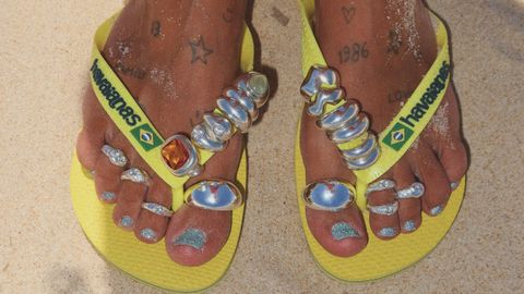 Las chanclas tuneadas es una de las tendencias�del verano: as� las lleva Rita Matos