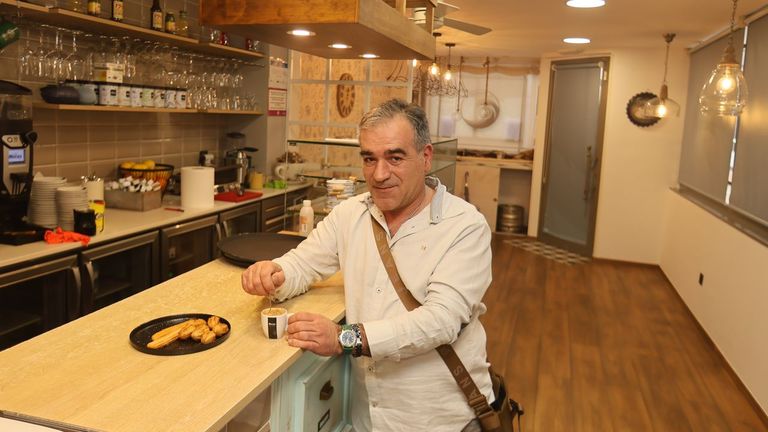 Roberto Montes est� al frente de Cafeter�a Aldo, en la avenida Arcadio Pardi�as de Burela