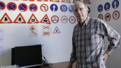 José Soto dirige con 75 años la Autoescuela Barlovento, situada en Foz
