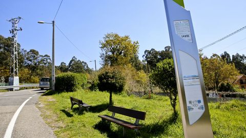 En Cande�n (Vigo), bastan dos bancos junto al poste para esperar el autob�s (siempre que no haga mal tiempo)