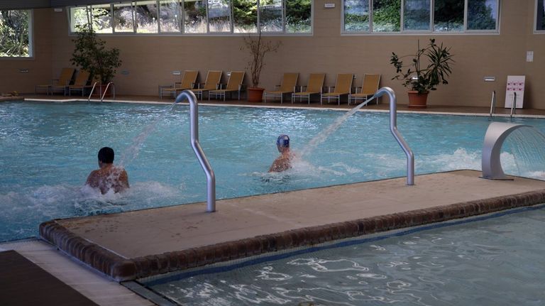 Imagen de la piscina del balneario de Arnoia