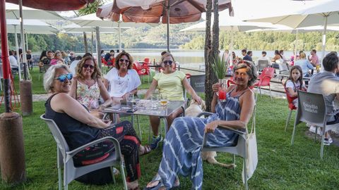 Un grupo de amigas disfrutando en la terraza del Gaddafi, en Barra de Mio