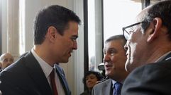 Pedro S�nchez saluda a los diputados del PNV Agirretxea (de gafas) y Barandiar�n. 