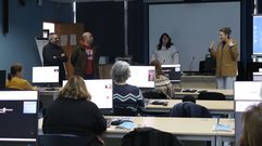 Visita institucional al Aula CeMIT, coincidiendo con una de las clases de la Escola de Inform�tica para mayores de 60 a�os 