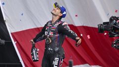 Jorge Mart�n celebra la victoria en la carrera esprint que lo sit�a l�der del Mundial de moto GP