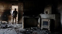 Alfonso Ballesteros inspecciona c�mo ha quedado su casa afectada por el incendio de Tijarafe, en La Palma