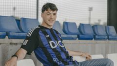 Fede Vi�as, con la camiseta retro del Real Oviedo