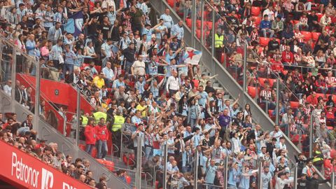 Aficionados del Celta, en una visita anterior al Athletic Club en San Mam�s.