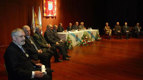 Manuel Mara, primero por la izquierda, en su acto de ingreso en la Real Academia Galega, que se celebr en Vilalba 