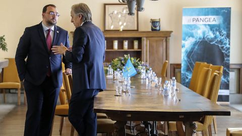 El presidente del Principado de Asturias, Adrián Barbón, y el presidente de Arcelormittal España, José Manuel Arias (d), conversan en la sede de la empresa tecnológica The Next Pangea, filial de Arcelormittal, este lunes en Gozón
