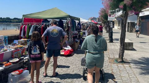 Mercadillo de segunda mano en el paseo mar�timo de Ares