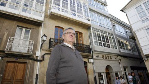 Antonio Gonz�lez Coci�a,  Picocho , junto a la casa en la que naci�, en A Praci�a da Herba