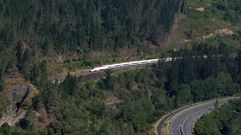 Un tren cerca de la estaci�n de O Freixeiro (Quiroga), en la l�nea f�rrea Ponferrada-Monforte