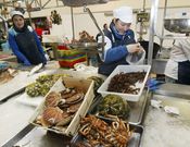 Bego�a Rosales, en su puesta de venta de mariscos en el mercado de Mar�n. 