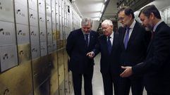 El Presidente del Gobierno en funciones, Mariano Rajoy (2d), en el interior de la c�mara acorazada del Instituto Cervantes, en presencia de su director, V�ctor Garc�a de la Concha (2i), del secretario general, Rafael Rodr�guez Ponga (d) y del ministro de Educaci�n, ��igo M�ndez de Vigo (i), durante la visita institucional realizada hoy con motivo del 400 aniversario de la muerte del escritor.
