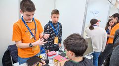 Las camisetas se reparten entre los participantes en la feria cient�fica, adem�s de enviarlas al colegio del ganador