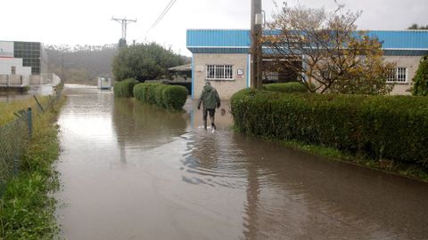 Vista del Pol�gono Industrial de Riveras, en el concejo asturiano de Pravia, afectada por el desbordamiento del r�o Narcea.