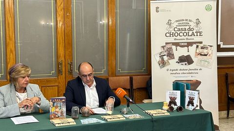 Presentacin del Os Bolechas en la Casa de Chocolate de Parada de Sil. Loli Casares, miembro del Consejo Asesor de la Casa do Chocolate, y Aquilino Domnguez, alcalde de Parada do Sil