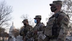 Tres soldados de la Guardia Nacional, en el entorno del Capitolio