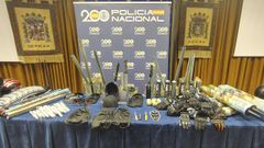 La Polic�a Nacional ha intervenido una gran cantidad de objetos contundentes entre cuchillos, palos, cadenas, pasamonta�as y hasta 95 barras de hierro.