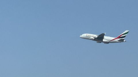 Un avi�n de Emirates tras despegar de Dub�i esta misma ma�ana.