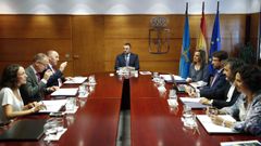  El presidente del Principado de Asturias, Adri�n Barb�n (c), preside este mi�rcoles la reuni�n del Consejo de Gobierno del Principado