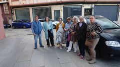 Vecinos de Ferrol Vello, ayer, en el cruce con Bateras junto a un coche mal estacionado.