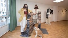 Ant�a e Sergio nunha das salas da exposicion da galer�a, ca obra de Sergio.