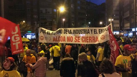 Una multitudinaria manifestacin recorre las calles de Avils para exigir a la continuidad de una fbrica de Alcoa