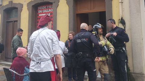Polic�as, bomberos y personal de un local de hosteler�a acuden al incendio de una vivienda en la calle Pardo Bajo.