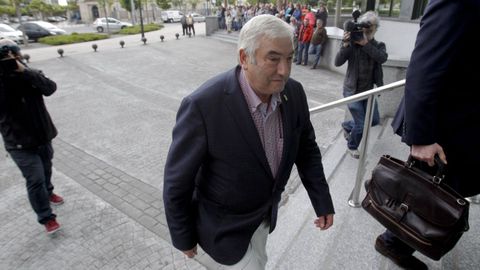 Lino Rodrguez, alcalde de Pol, entrando a los juzgados de Lugo en el ao 2015