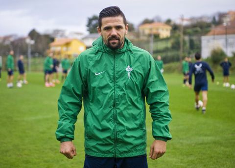 Nacho Novo entrena con el Racing y, cuando coja ritmo, probablemente reciba una oferta.